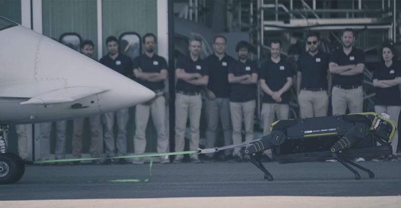 Solo un robot de cuatro patas que tira de un avión de tres toneladas 1 Solo un robot de cuatro patas que tira de un avión de tres toneladas